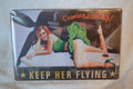 Keep Her Flying WW2 Snygg tjej på Flygplan Plåtskylt (20*30cm) Skylt Ny
