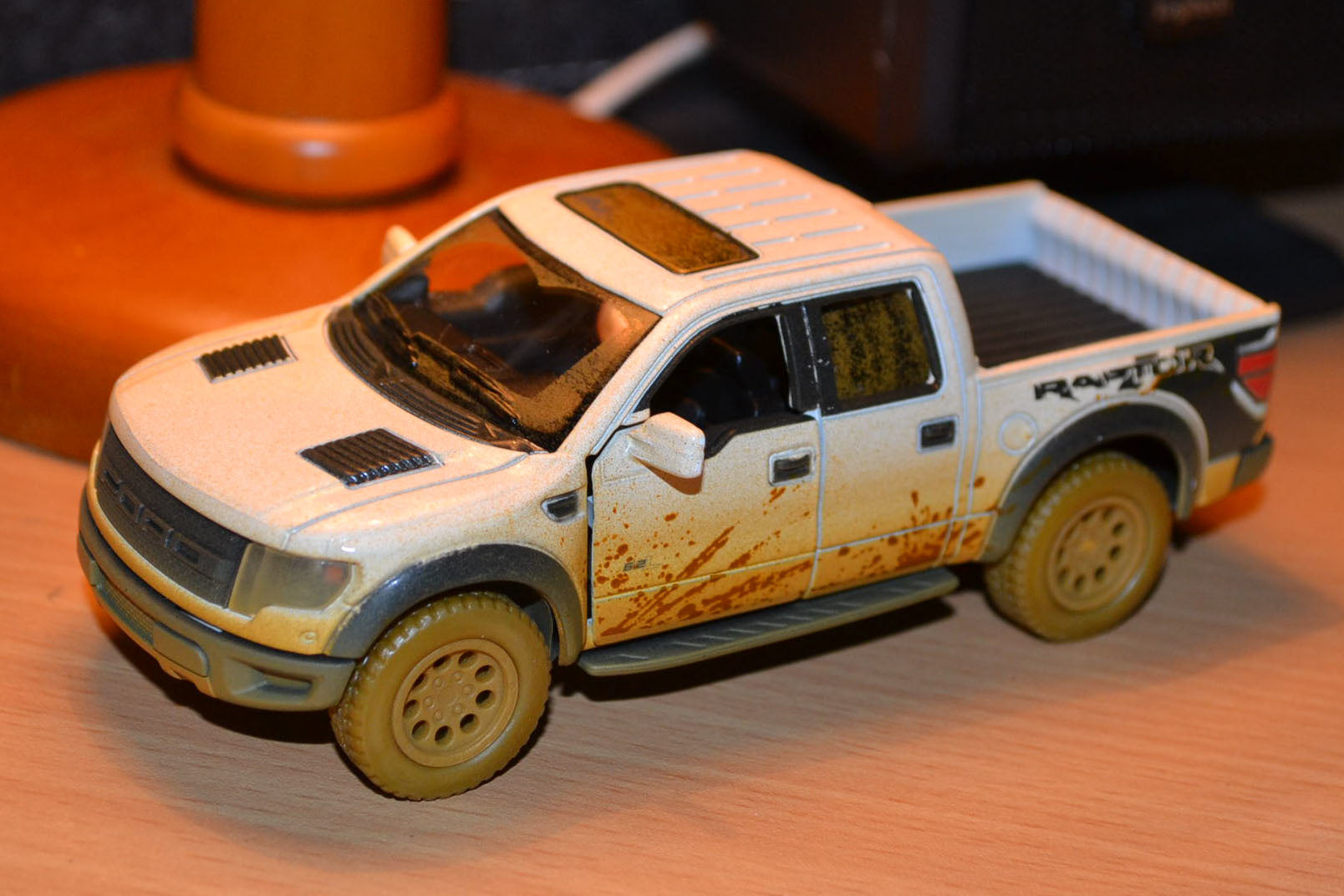 Ford F-150 SVT Raptor SuperCrew Vit 1:46 Kinsmart (Smutsig, lera) 13cm Ny