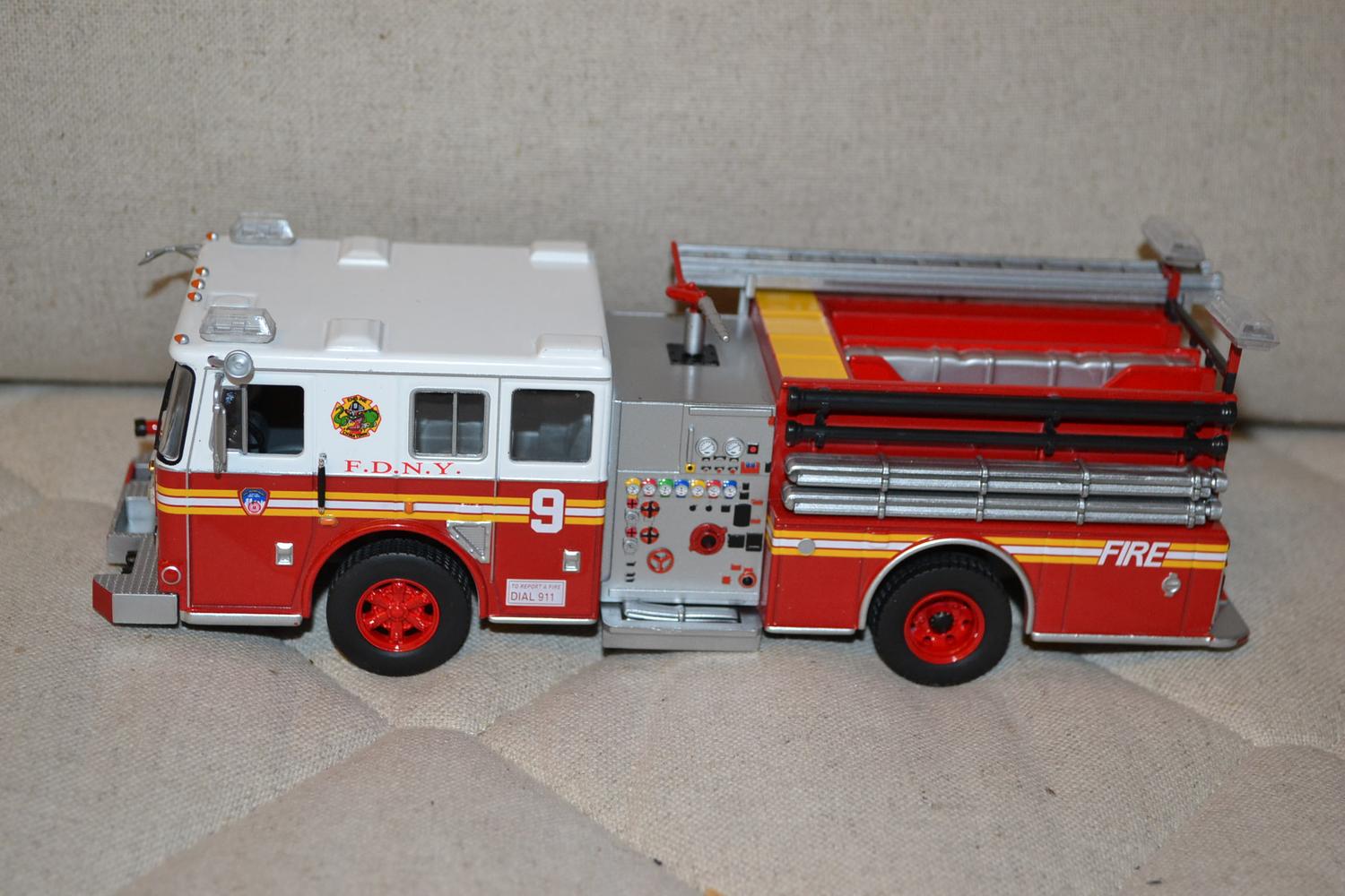 Seagrave Pumper, F.D.N.Y. New York Brandbil USA 1:43 DeAgostini 22cm Ny