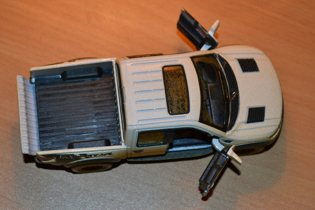 Ford F-150 SVT Raptor SuperCrew Vit 1:46 Kinsmart (Smutsig, lera) 13cm Ny