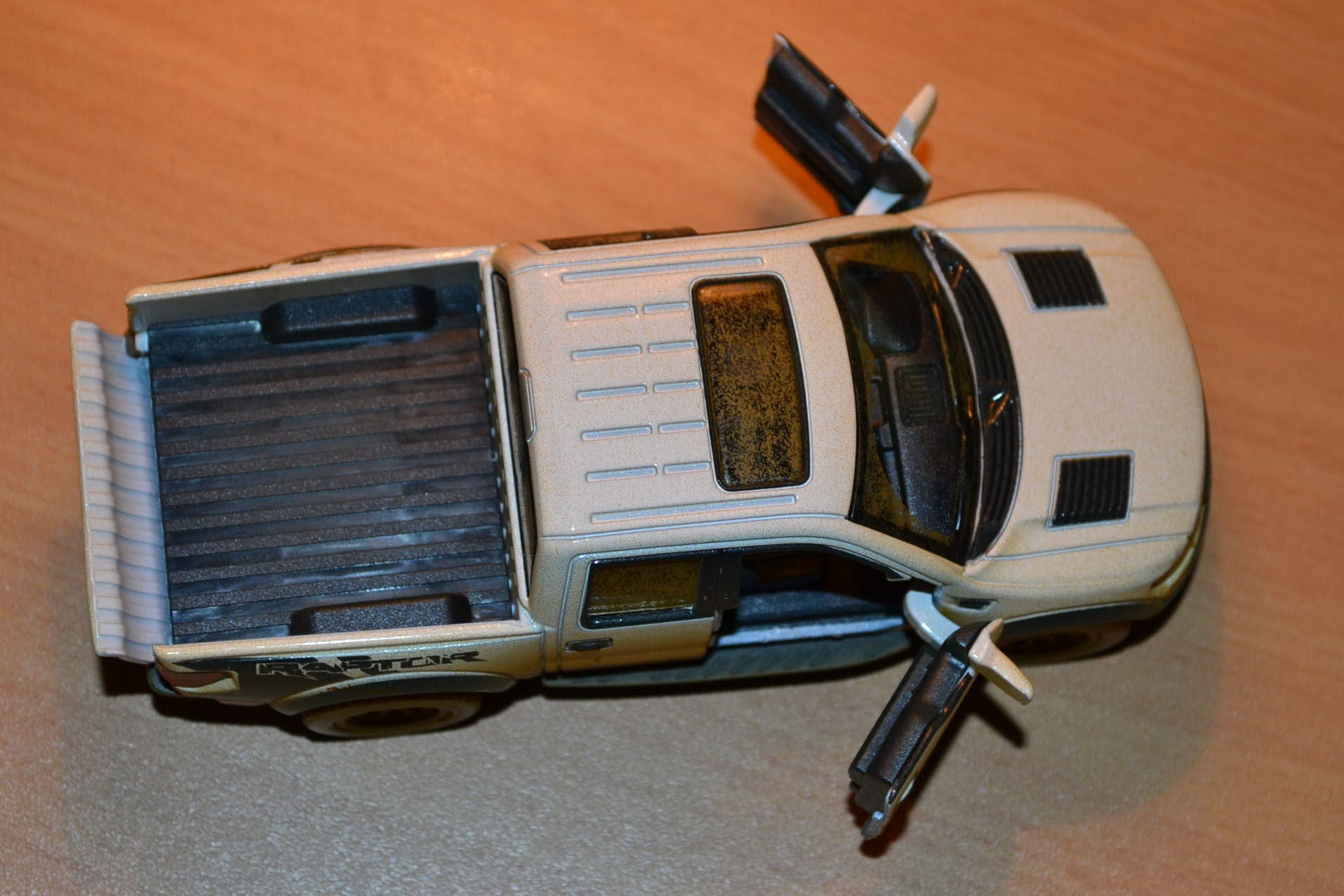 Ford F-150 SVT Raptor SuperCrew Vit 1:46 Kinsmart (Smutsig, lera) 13cm Ny