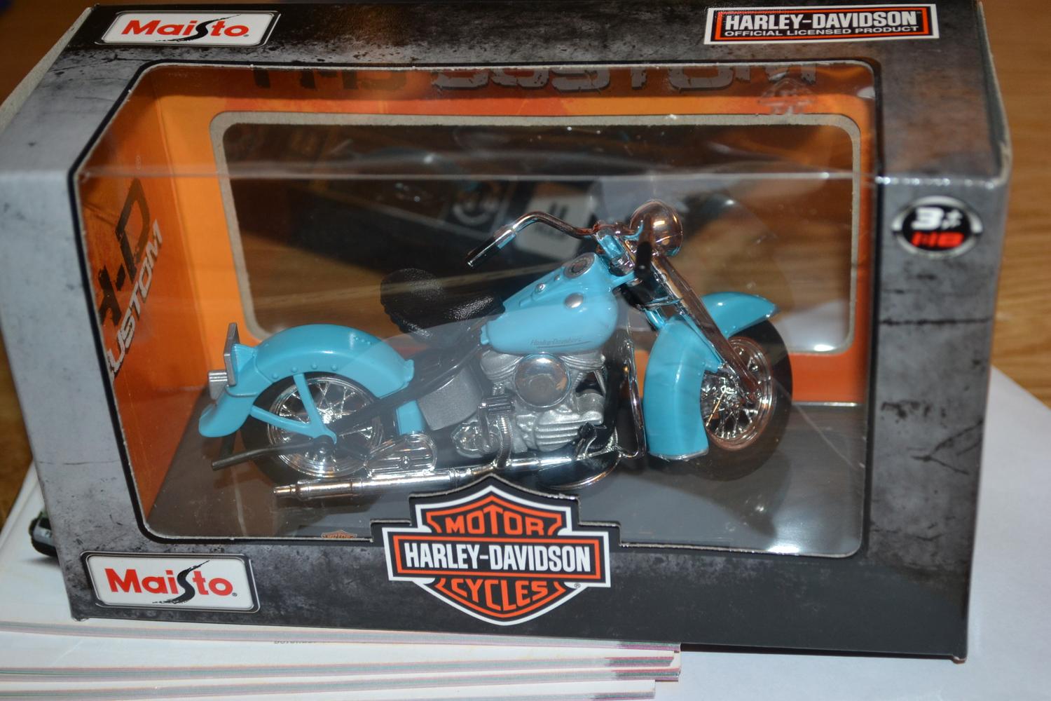 1953 74FL Hydra Glide Ljusblå 1:18 Maisto Harley Davidson Motorcykel 12cm Ny