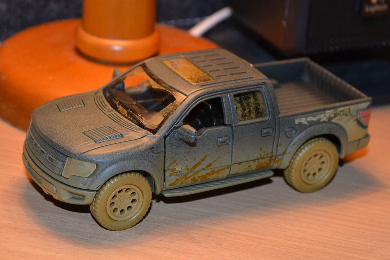 Ford F-150 SVT Raptor SuperCrew Svart 1:46 Kinsmart (Smutsig, lera) 13cm Ny