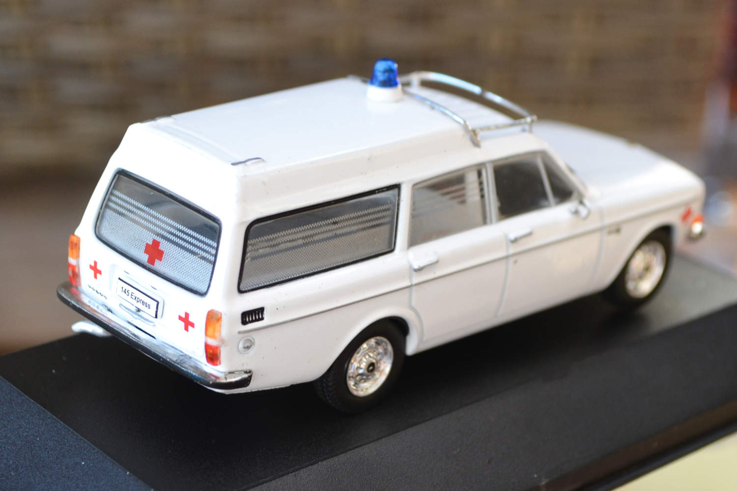 Volvo 145 Express Ambulans Svensk fr. 1969 1:43 DeAgostini Ny