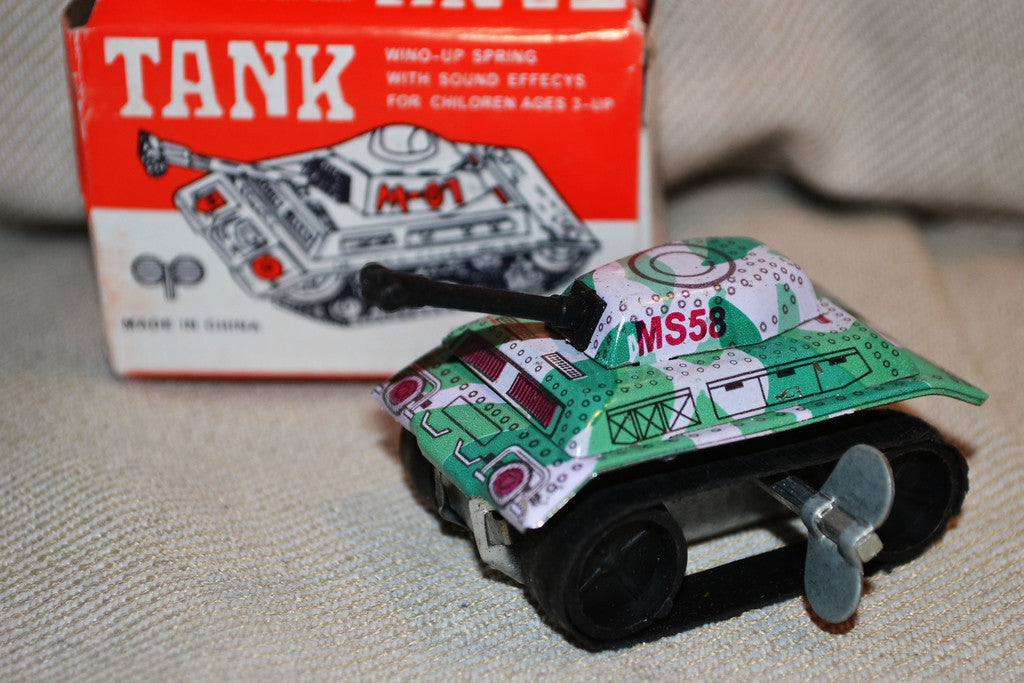 Plåtleksak Tank pansarvagn uppdragning Vintage Ny