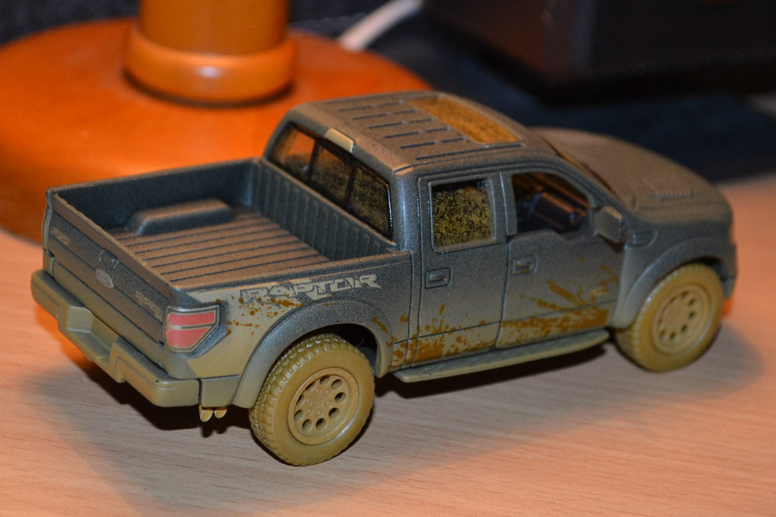 Ford F-150 SVT Raptor SuperCrew Svart 1:46 Kinsmart (Smutsig, lera) 13cm Ny