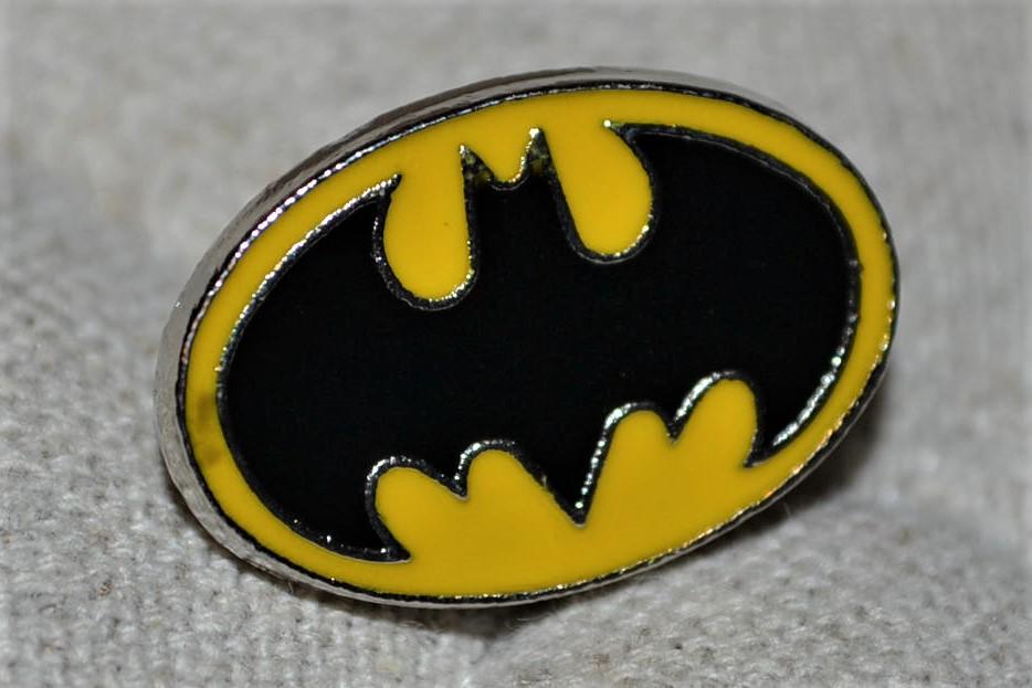 Batman Logo Gul/Svart m. Emalj Brosch Pin 2,5cm Ny