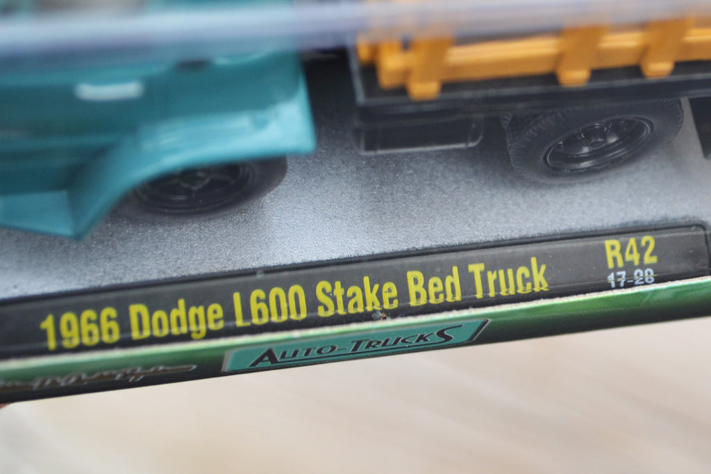 1966 Dodge L600 Stake Bed Truck 1:64 M2 Machines (Auto Truck