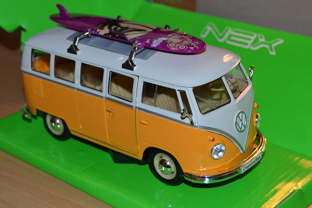 Volkswagen Buss fr. 1963 Klassisk 1:24 Welly Gul/Vit m. Surf