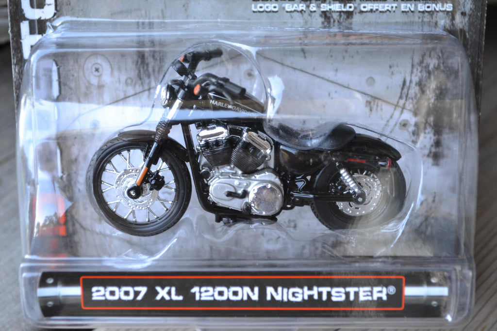 2007 XL 1200N Nightster 1:24 (Maisto) +Nyckelring Harley Dav