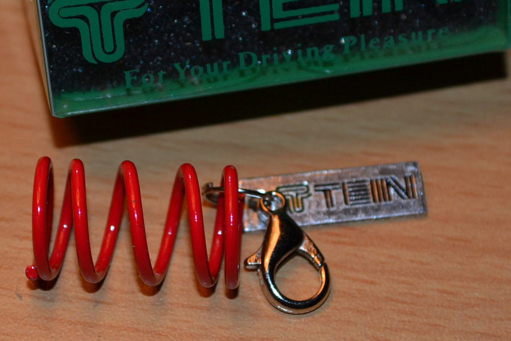 Tein Röd Fjädring Röd Nyckelring Mini m. Berlock Metall 2,5cm Ny