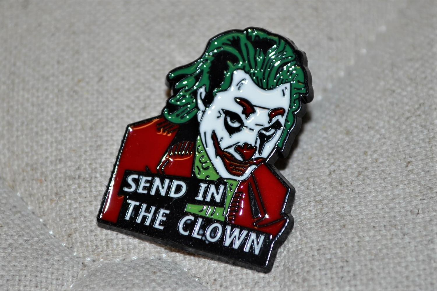Jokern Batman Send in the Clown m. Emalj Brosch Pin 3,5cm Ny