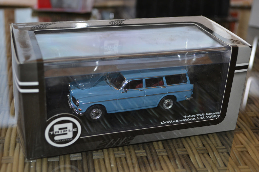 Volvo 220 Amazon fr. 1966 1:43 Triple 9 Collection Blå/Grå m