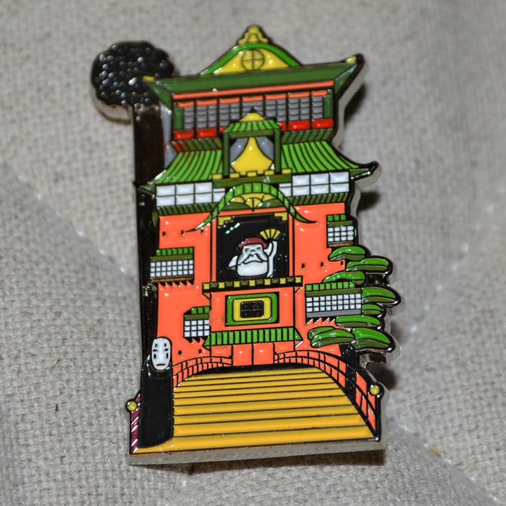 Badhus Spirited Away Studio Ghibili m. Emalj Brosch Pin 4,5*3cm Ny