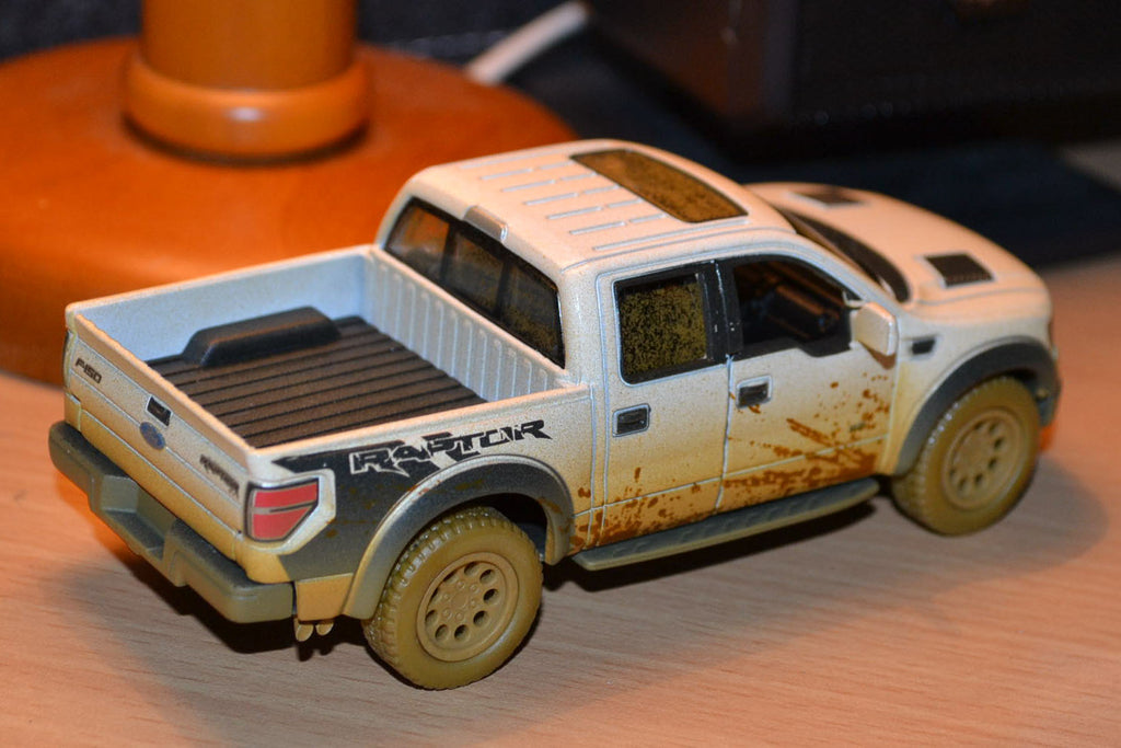 Ford F-150 SVT Raptor SuperCrew Vit 1:46 Kinsmart (Smutsig, lera) 13cm Ny