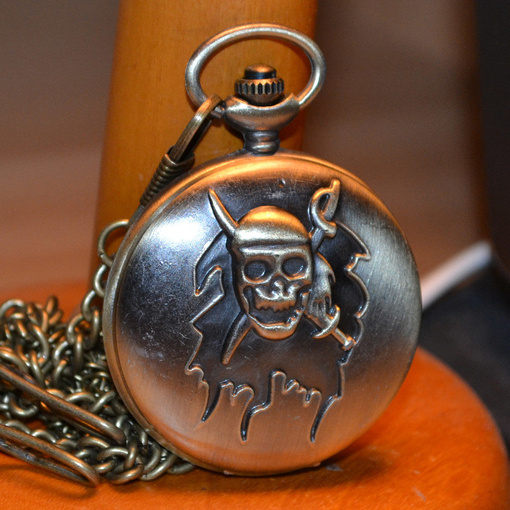 Piratansikte m. Insjunkning, Motsatta Svärd Fickur Klocka Br