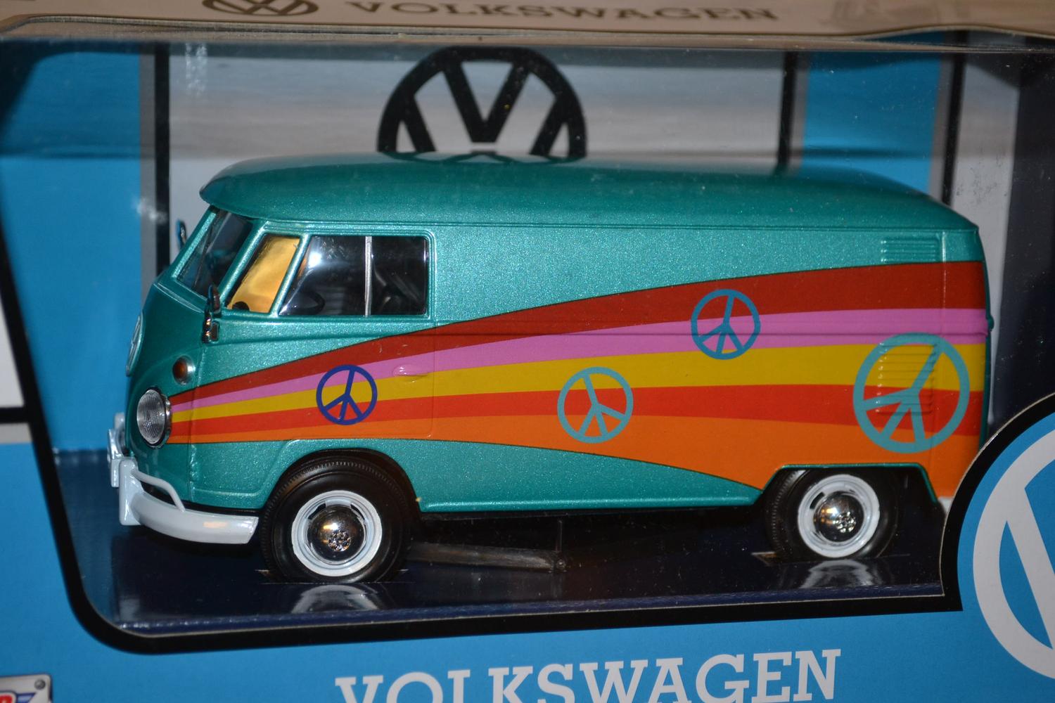 VW T1 Volkswagen Folkbuss Turkos m. Peace Märken 1:24 Motormax 18cm Ny