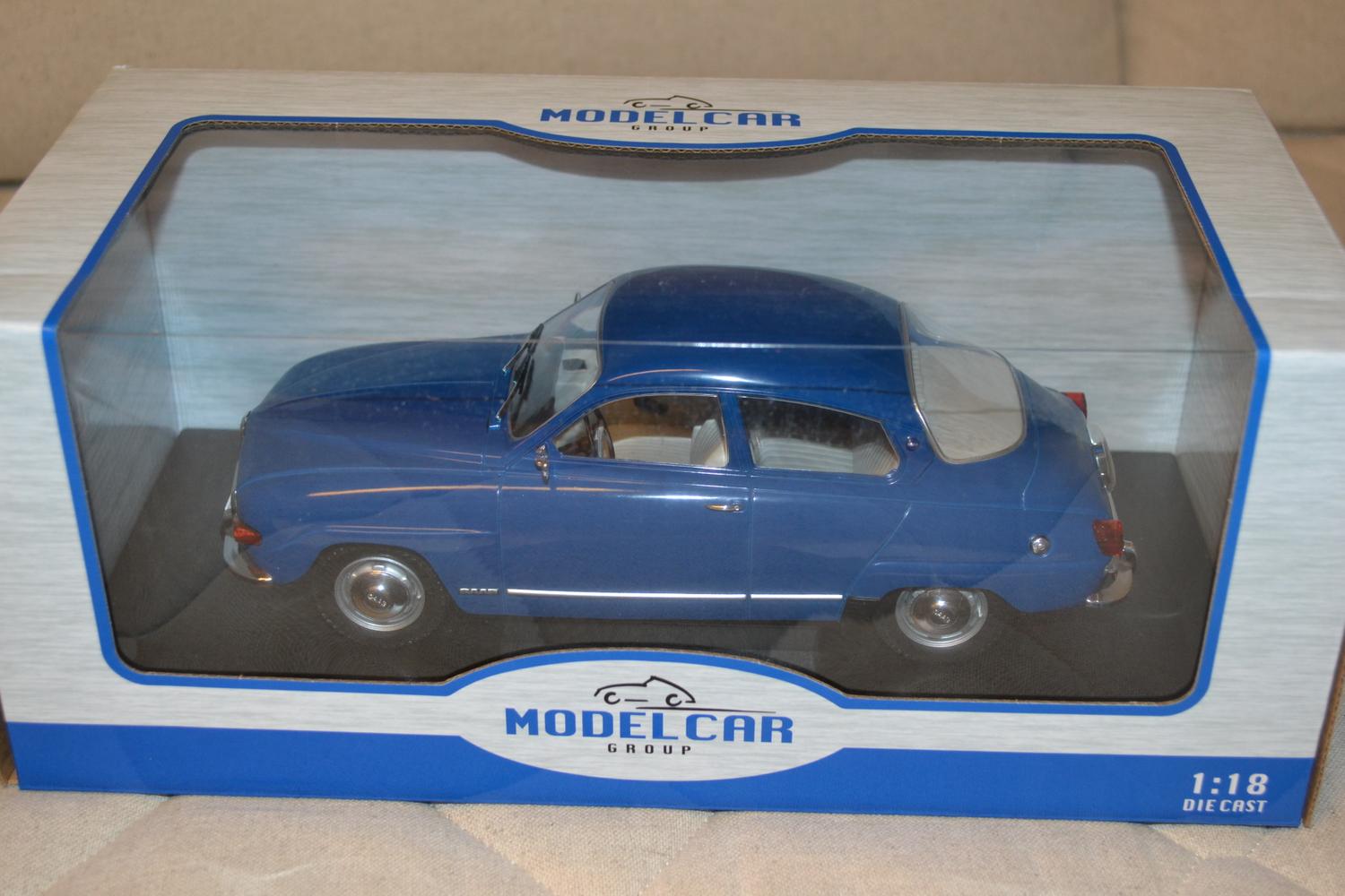 Saab 96 V4 fr. 1973 BLÅ 1:18 MCG Model Car Group 23cm Ny