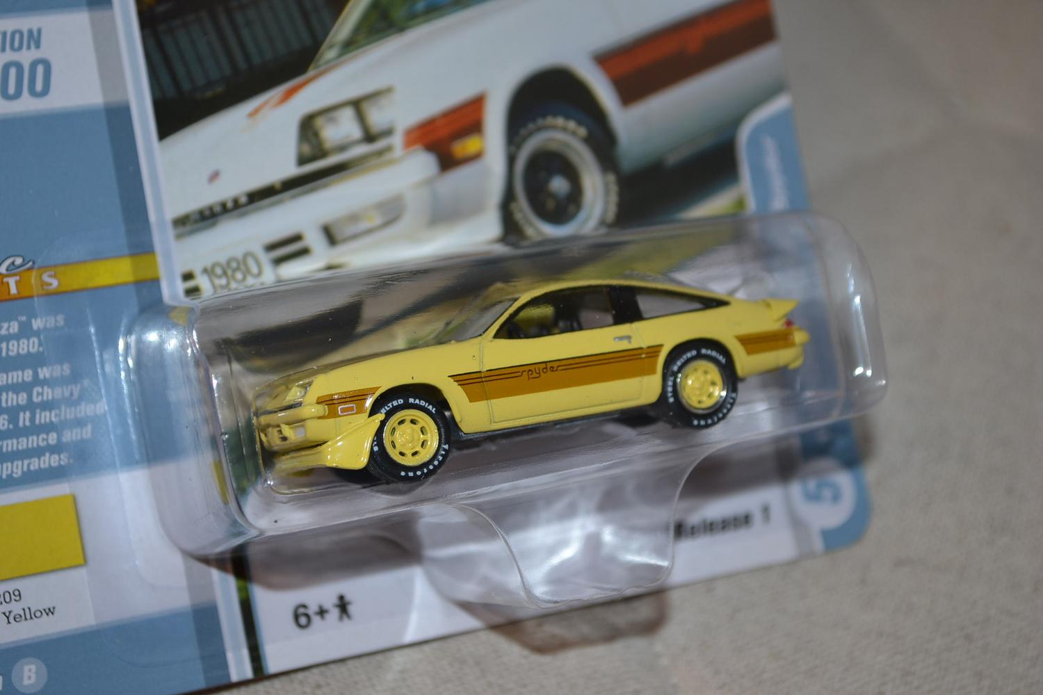 1980 Chevy Monza Spyder Gul 1:64 Johnny Lightning (Classic Gold 24B) 7cm Ny