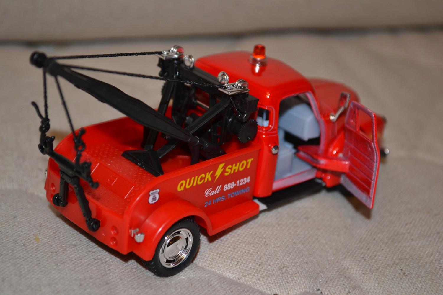 Röd Chevrolet 3100 Bilbärgare 1953 1:38 Kinsmart 14cm Ny