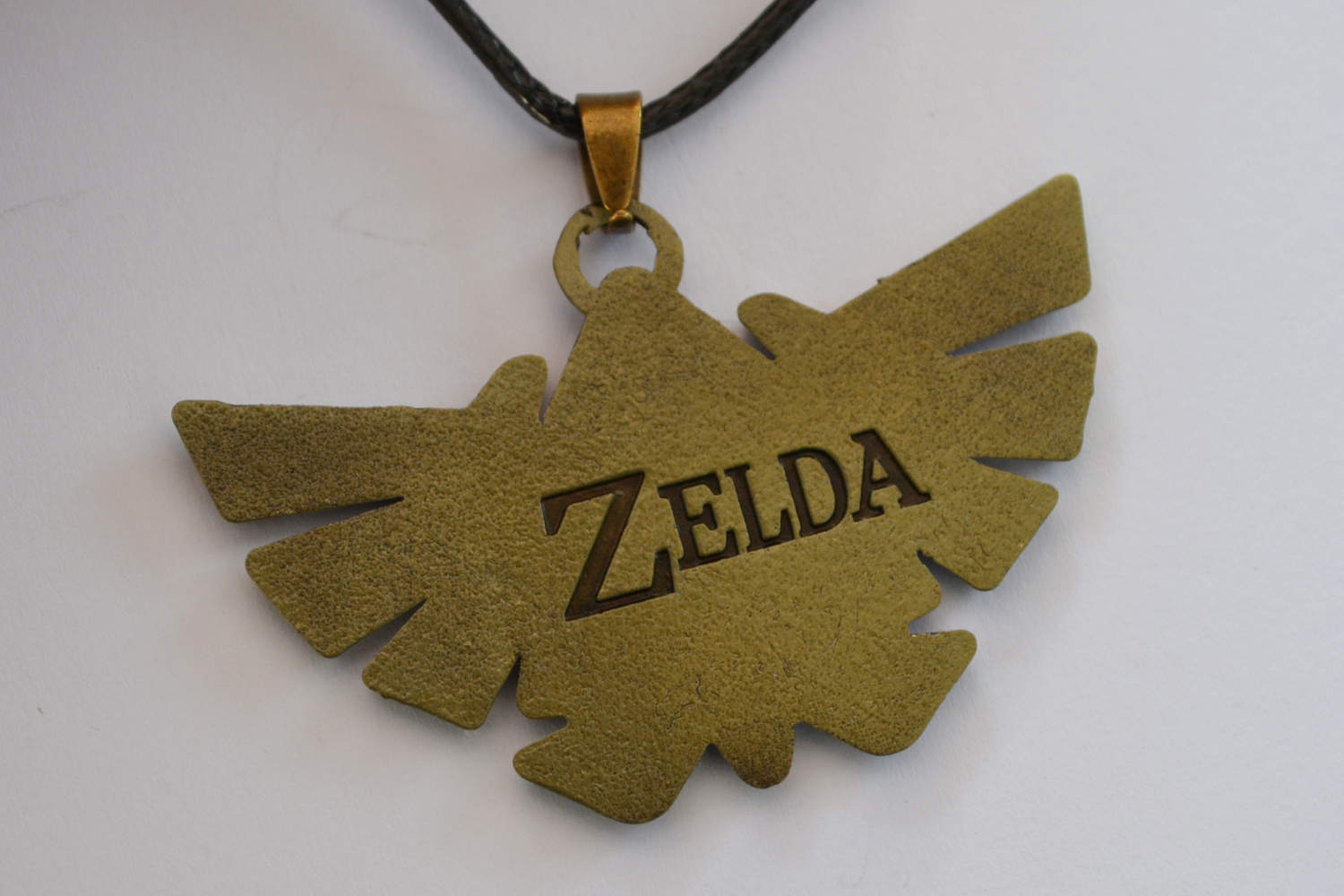 Stilren Zelda Logo m. Triforce Halsband Brons 6*3cm Ny