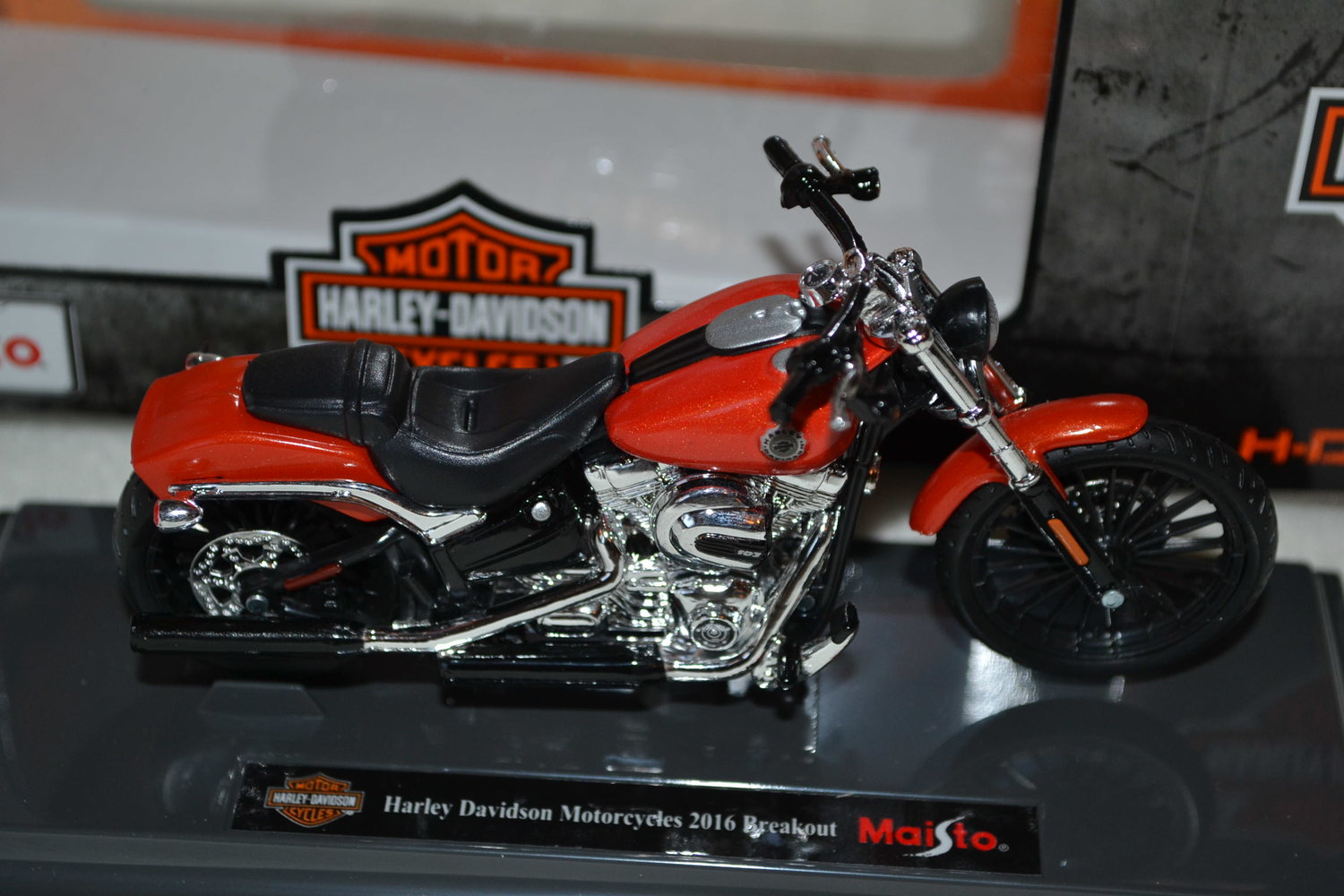 2016 Breakout Orange Harley Davidson 1:18 Maisto (Series 36) Ny