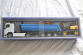 Volvo Vit/Blå Semitrailer m. Grävmaskin Lastbil 1:25 Emek 64cm Ny
