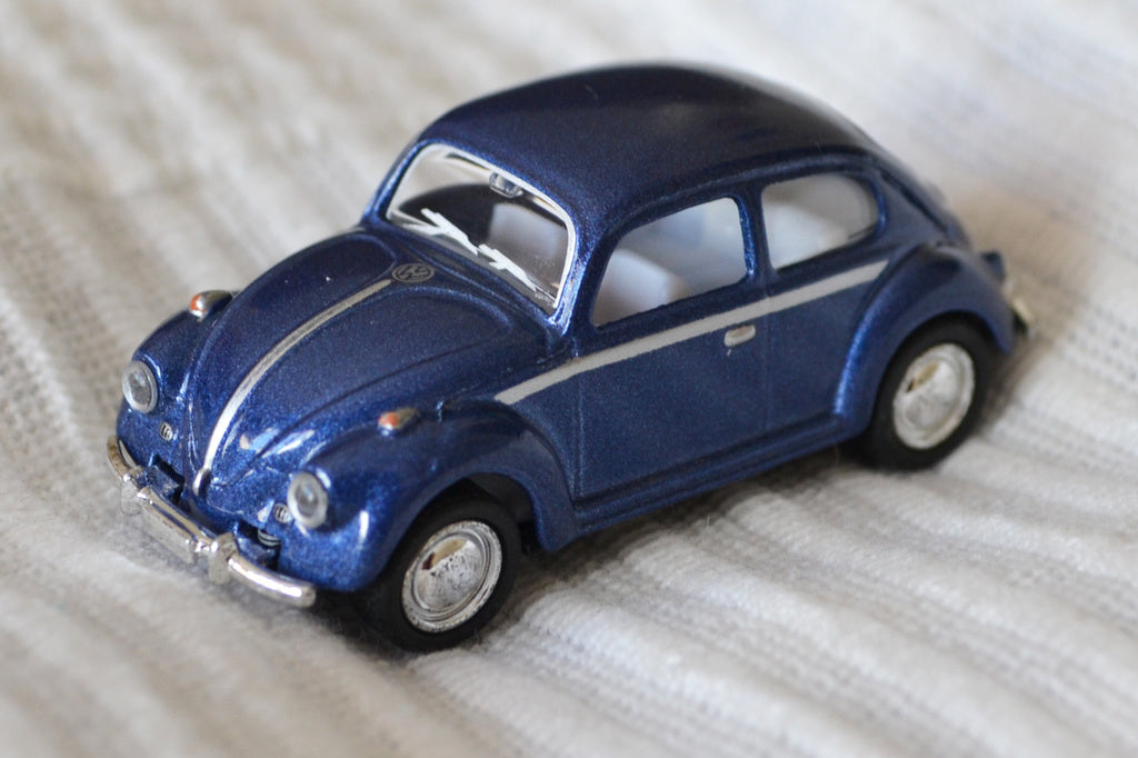 Blå Volkswagen Bubbla fr. 1967 VW 1:64 Kinsmart Ny