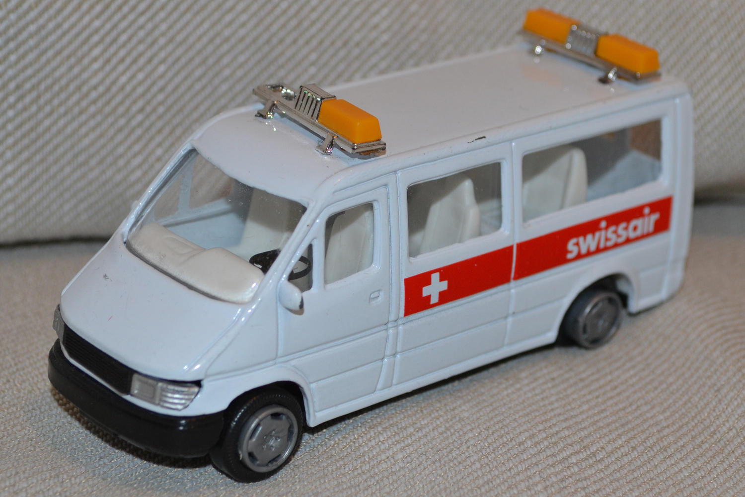 VW Buss/Utryckning (Swissair Swiss 1:43) Vit, Volkswagen Beg